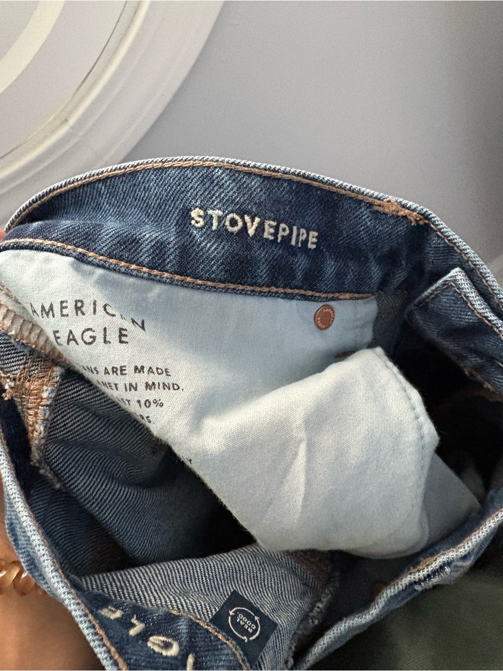 American Eagle High-Waisted Stovepipe Jeans in a medium wash w cuffed hem sz 6 - Picture 6 of 7
